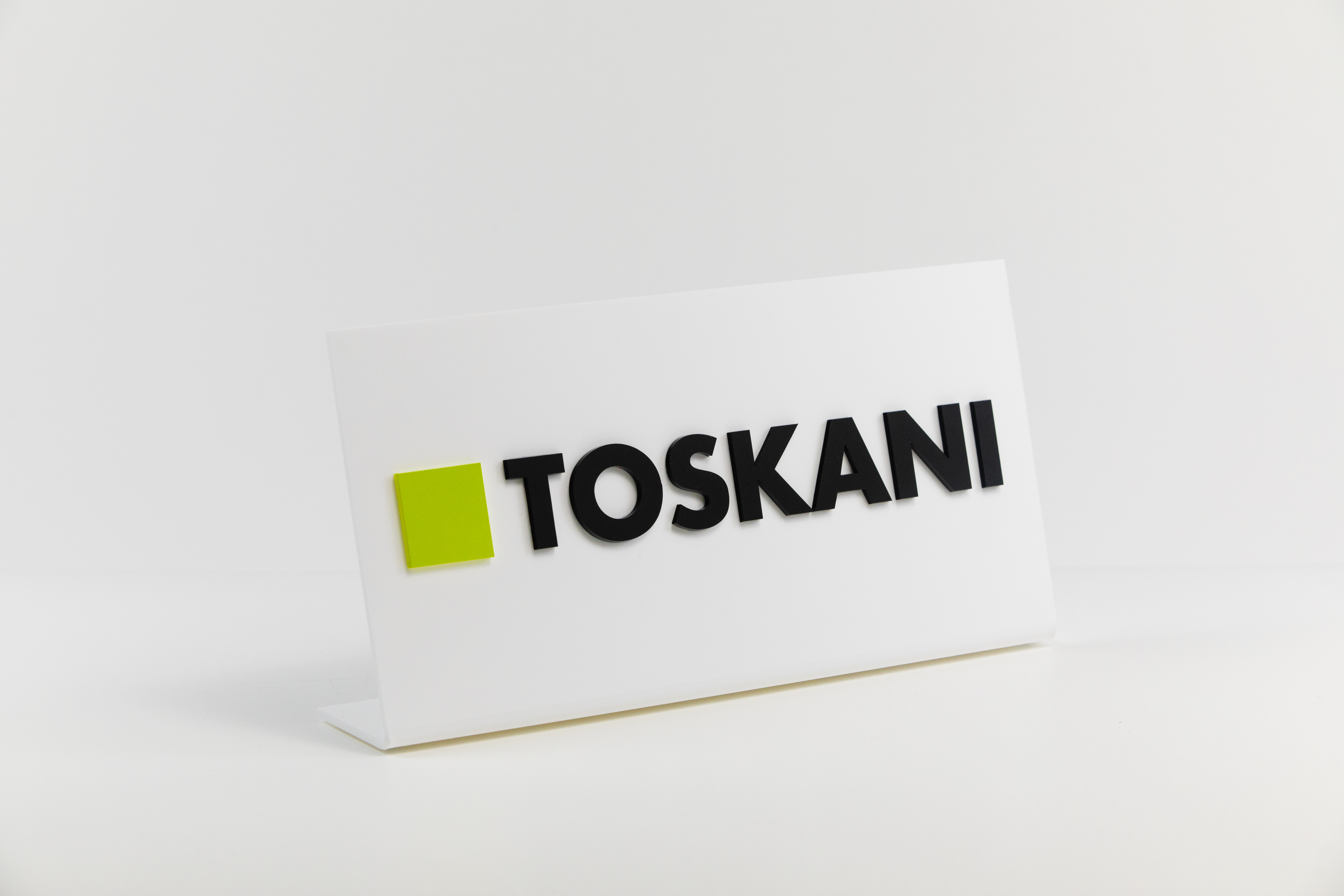 Counter Plate weiß mit schwarzem Logo