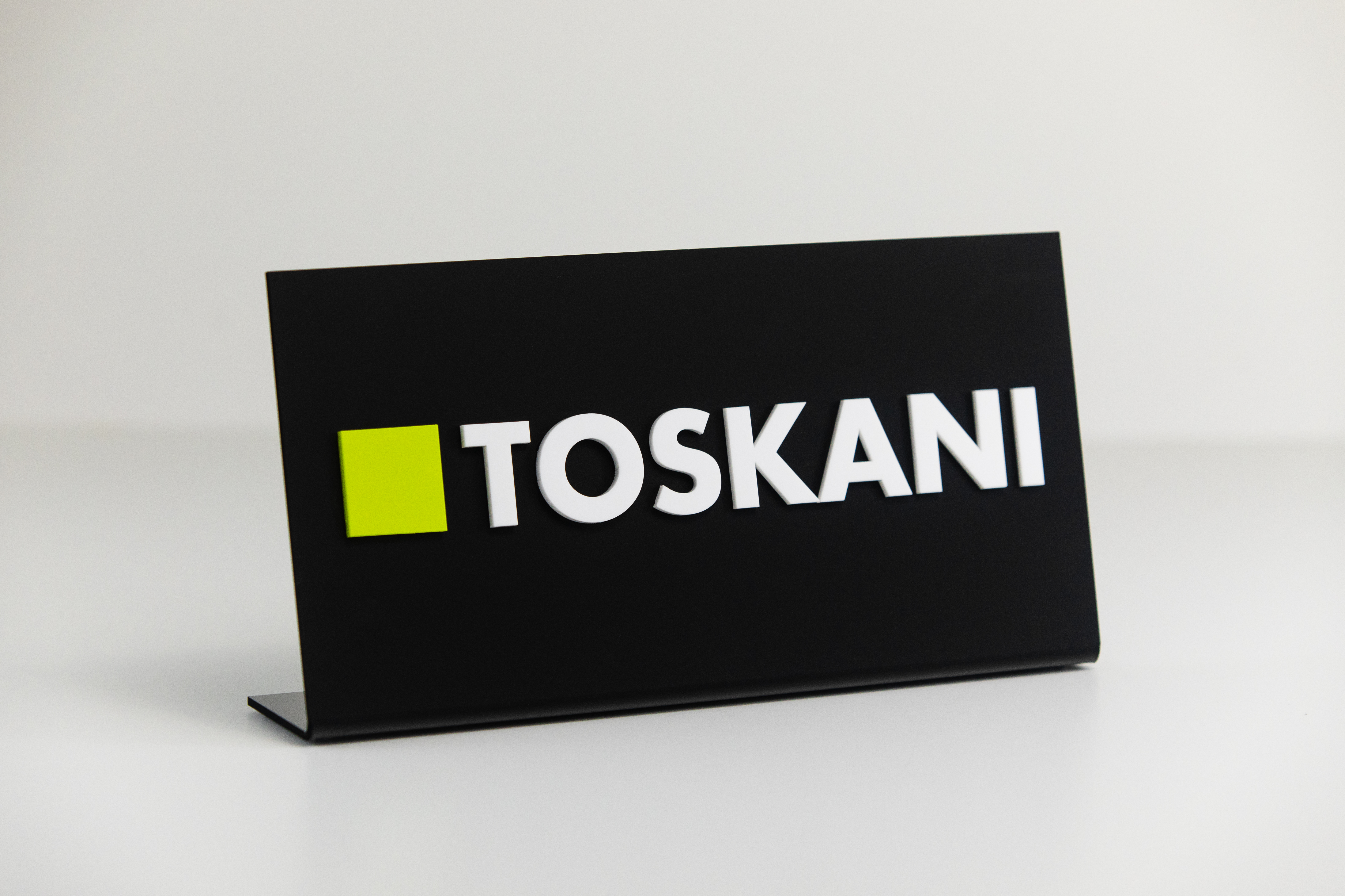 Counter Plate schwarz mit weißem Logo